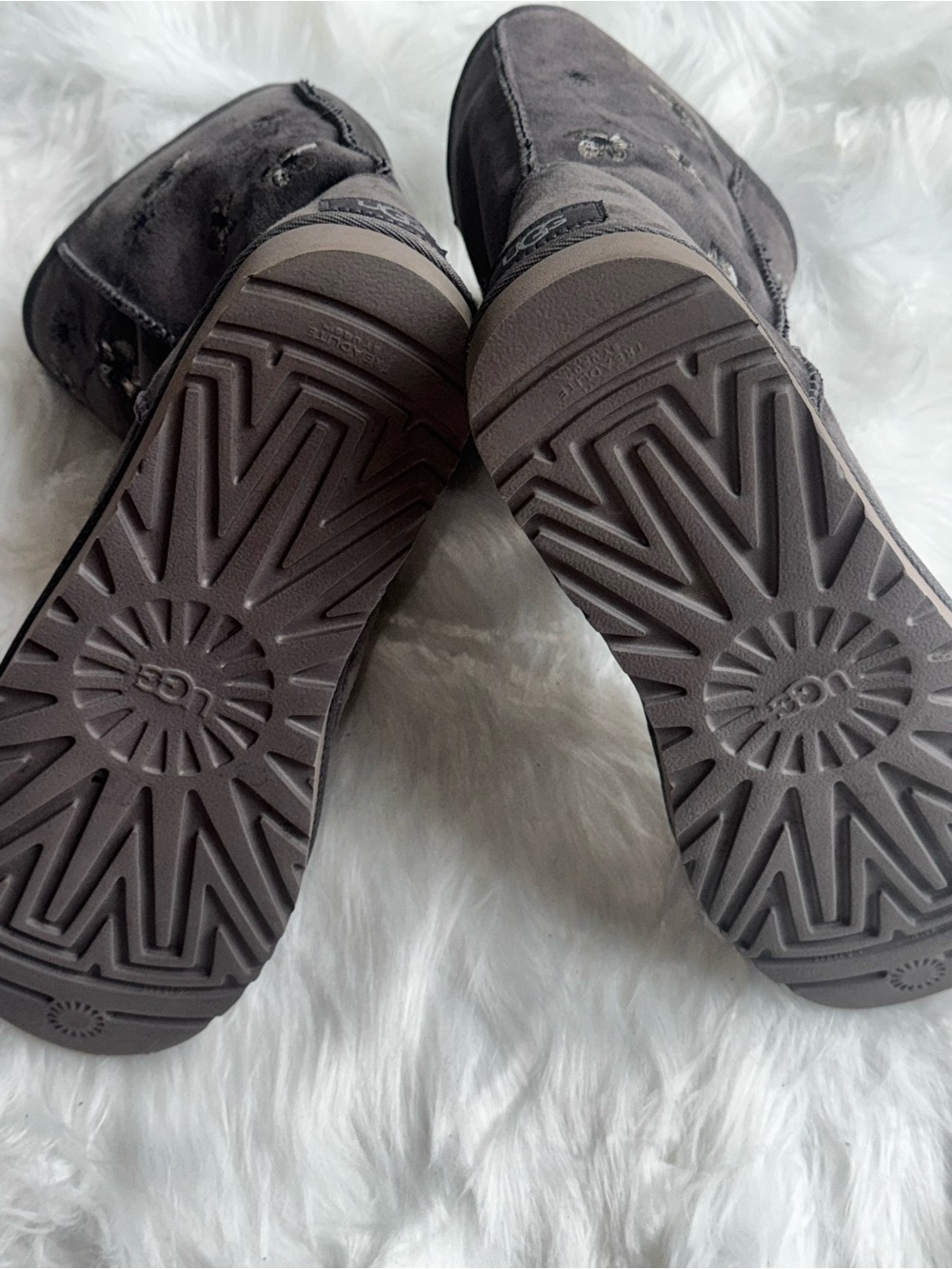 UGG Women’s Classic Short Blossom Boot Gray Floral Design Size 10 - Picture 9 of 11